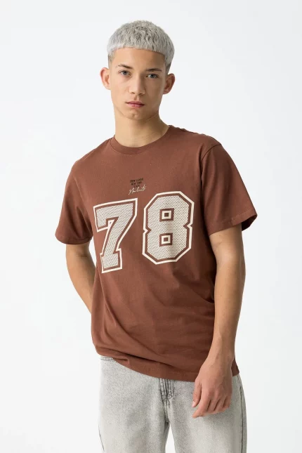 CAMISETA UNIVERSIDAD MARRON CHICO 10060141_291 (2)
