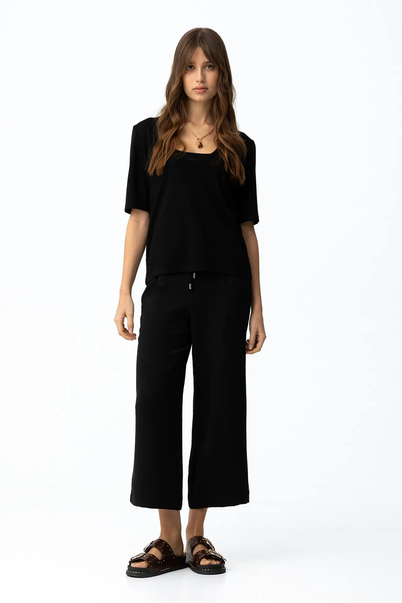 PANTALON FLUIDO NEGRO WIDE MUJER 10064589_000 BRUNOS TIFFOSI (5) PANTALON FLUIDO NEGRO WIDE MUJER 10064589_000 BRUNOS TIFFOSI