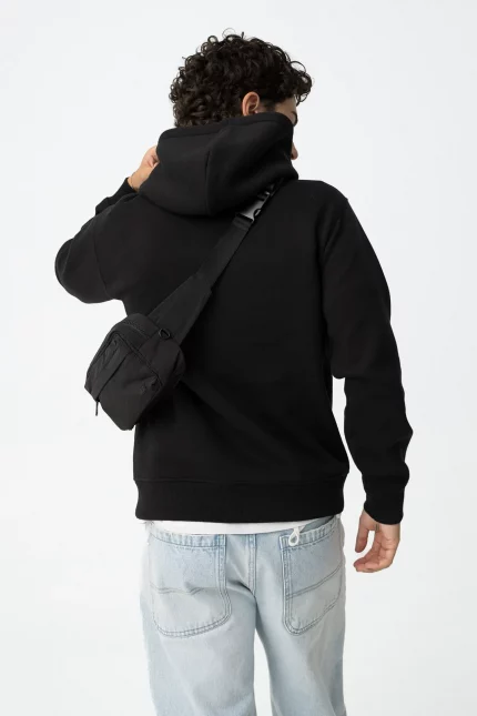 SUDADERA CON CAPUCHA NEGRA CHICO 10061839 000 3 SUDADERA CON CAPUCHA NEGRA CHICO 10061839_000