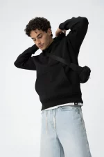 SUDADERA CON CAPUCHA NEGRA CHICO 10061839_000