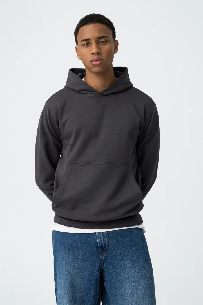 SUDADERA STREETWEAR CON CAPCUCHA GRIS CHICO 10062417_048