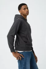 SUDADERA STREETWEAR CON CAPCUCHA GRIS CHICO 10062417_048