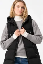 CHALECO ACOLCHADO NEGRO CON CAPUCHA MUJER 10067769_000 (1)