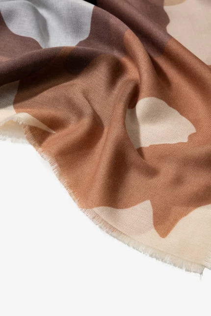 FULAR BEIGE MUJER 10064222 1 en Brunos Moda