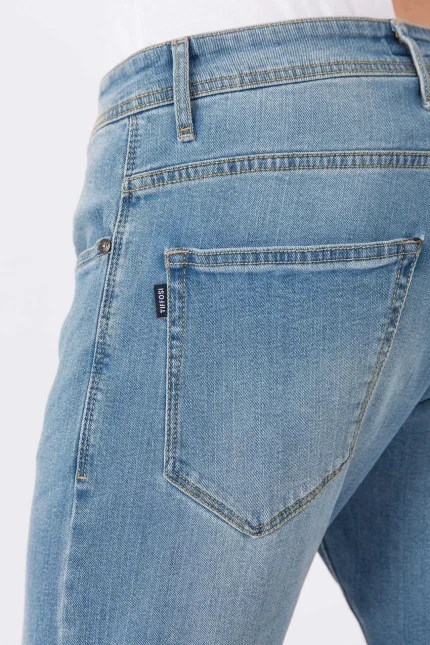 <h2>Vaquero slim para hombre</h2> <p>El vaquero slim para hombre es un fondo de armario imprescindible. Su corte ajustado estiliza la silueta sin resultar incómodo, ofreciendo un equilibrio perfecto entre modernidad y confort. Es un pantalón pensado para el uso diario, fácil de combinar y adaptable tanto a looks informales como a conjuntos más cuidados.</p> <p>Gracias a su diseño de cinco bolsillos y cierre frontal con cremallera y botón, mantiene la esencia clásica del denim, pero con un ajuste más actual. El slim fit se adapta a la pierna de forma natural, aportando una imagen más definida sin limitar el movimiento.</p> <p>Confeccionado en tejido denim con elasticidad, combina la resistencia del algodón con la flexibilidad necesaria para acompañarte durante todo el día. El resultado es un vaquero cómodo, que mantiene su forma lavado tras lavado y se adapta al ritmo diario sin perder estilo. Disponible en diferentes lavados —claro, medio y oscuro—, puedes integrarlo fácilmente con prendas de nuestra colección de <a href="https://brunosmoda.com/hombre/camisetas-polos" target="_blank">camisetas y polos de hombre</a>, combinarlo con <a href="https://brunosmoda.com/hombre/camisas" target="_blank">camisas de hombre</a> para un look más arreglado o completar el conjunto con <a href="https://brunosmoda.com/hombre/chaquetas-hombre" target="_blank">chaquetas de hombre</a> en entretiempo.</p> <h3>Características y detalles</h3> <ul> <li>Vaquero slim para hombre</li> <li>Corte slim fit (ajuste moderno y estilizado)</li> <li>Diseño clásico de cinco bolsillos</li> <li>Cierre frontal con cremallera y botón</li> <li>Tejido denim con elasticidad para mayor comodidad</li> <li>Disponible en lavado claro, medio y oscuro</li> </ul> <h3>Vaquero slim lavado claro</h3> <p>Ideal para looks más desenfadados y de temporada. El tono claro aporta frescura y combina muy bien con camisetas blancas o polos en tonos suaves.</p> <h3>Vaquero slim lavado medio</h3> <p>Un clásico versátil que funciona tanto para el día a día como para planes más informales. Fácil de combinar con casi cualquier color.</p> <h3>Vaquero slim lavado oscuro</h3> <p>Más elegante y sobrio, perfecto para outfits más cuidados o de noche. Combínalo con camisas o jerseys en tonos neutros para un resultado impecable.</p> <h3>Cómo combinarlo</h3> <p>Llévalo con una <a href="https://brunosmoda.com/hombre/camisetas-polos/camisetas-basicas-hombre" target="_blank">camiseta básica de hombre</a> y zapatillas para un look casual, o apuesta por una camisa y zapatos para un estilo más sofisticado. Añade una chaqueta ligera o un abrigo en los meses fríos y tendrás un conjunto completo y versátil.</p> <p><strong>📲 Para más información o pedidos, contáctanos vía WhatsApp:</strong> VAQUERO SLIM FIT HOMBRE BRUNOS TIFFOSI 10025712_C10 (3)